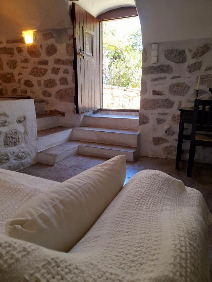 The Two Carob Trees, Traditional Stonehouse, Nikandri, Pirgos Diros Apartment Lefkias Bagian luar foto