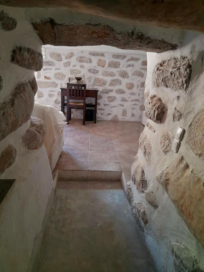 The Two Carob Trees, Traditional Stonehouse, Nikandri, Pirgos Diros Apartment Lefkias Bagian luar foto