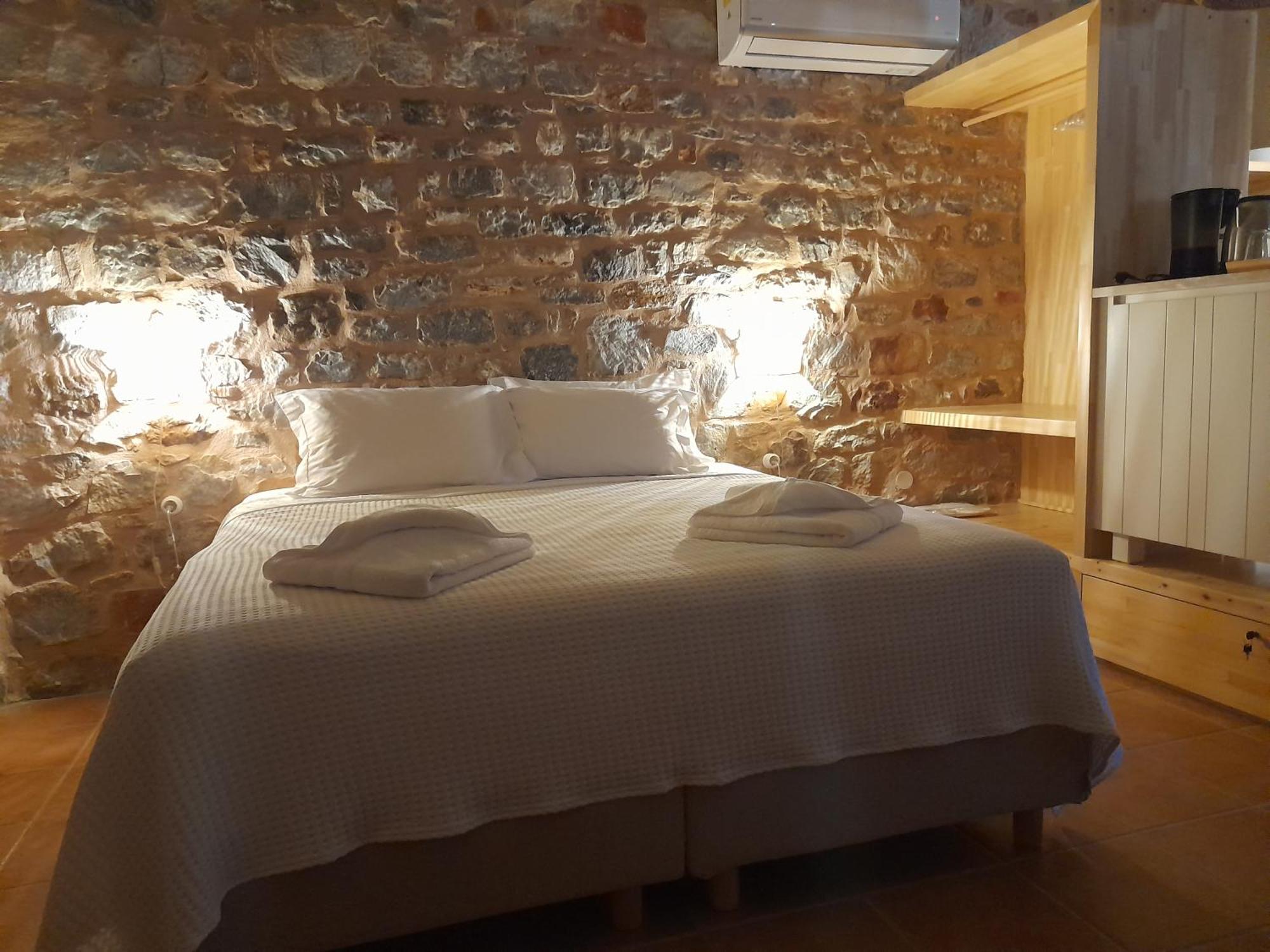 The Two Carob Trees, Traditional Stonehouse, Nikandri, Pirgos Diros Apartment Lefkias Bagian luar foto